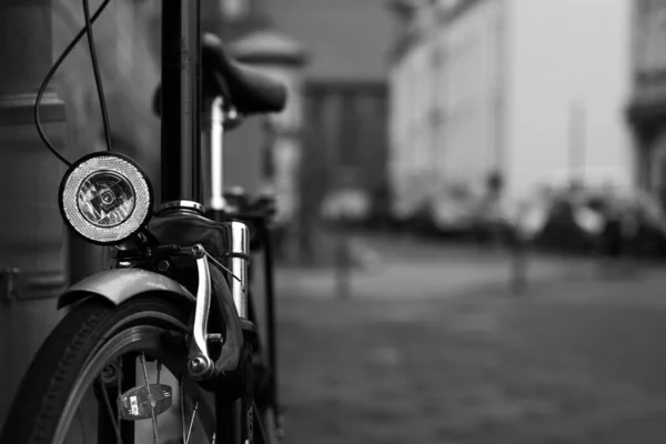 Fechamento Escala Cinza Uma Luz Bicicleta — Fotografia de Stock