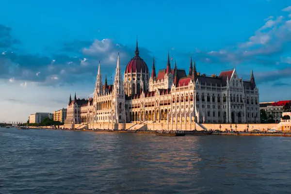 Vista Aérea Del Edificio Del Parlamento Húngaro Sobre Río Danubio — Foto de Stock