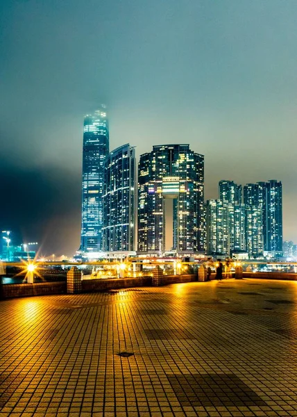 Tiro Vertical Arranha Céus Altos Noite Kowloon Hong Kong — Fotografia de Stock