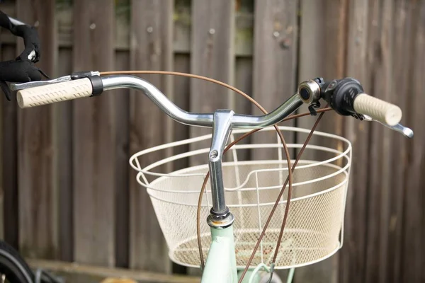 Guiador Direção Bicicleta Com Cesta Anexada Ele — Fotografia de Stock