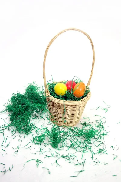 Cesta Pascua Feliz Con Hierba Verde Huevos Pintados Aislados Fondo —  Fotos de Stock