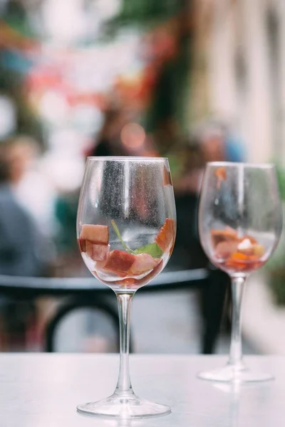 Colpo Verticale Bicchieri Cocktail Semivuoti Tavolo Uno Sfondo Sfocato Durante — Foto Stock