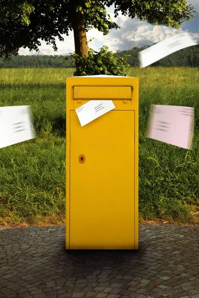 Ein Gelber Briefkasten Mit Briefen Die Den Briefkasten Fliegen Altmodische — Stockfoto