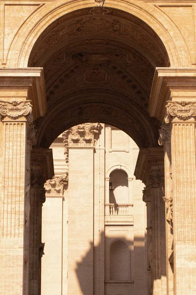 Tiro Vertical Uma Arquitetura Arco Uma Igreja Antiga Vaticano Itália — Fotografia de Stock