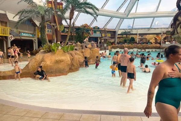 Wavre 'deki Walibi tema parkında eğlenen bir sürü insan.