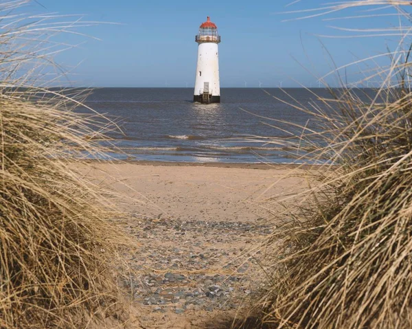 Galler 'deki Ayr Deniz Feneri Noktası kuru çim alanından görülebiliyor.