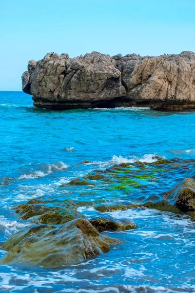 Sahilin Kıyısında Küçük Bir Ada Oluşturan Büyük Bir Kaya — Stok fotoğraf