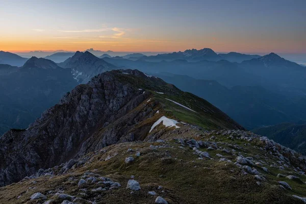 位于斯洛文尼亚贝古涅斯基2060米Karavanke山脉的高山谷地美丽的日出 — 图库照片