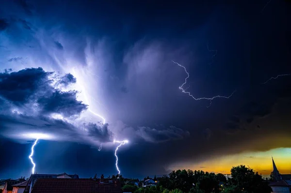 Céu Tempestuoso Dramático Com Trovões Relâmpagos Sobre Cidade — Fotografia de Stock