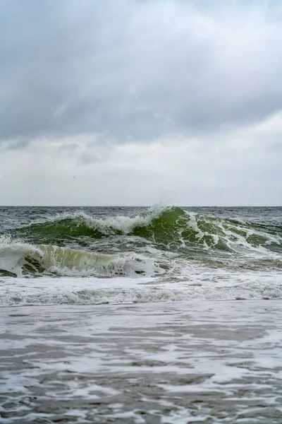 Прекрасний Вид Штормове Море Великими Хвилями Під Хмарним Небом — стокове фото