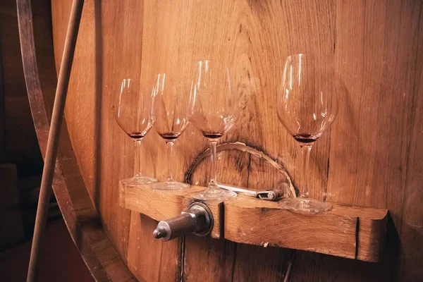 木製の樽の上の空のワイングラスの閉鎖 — ストック写真