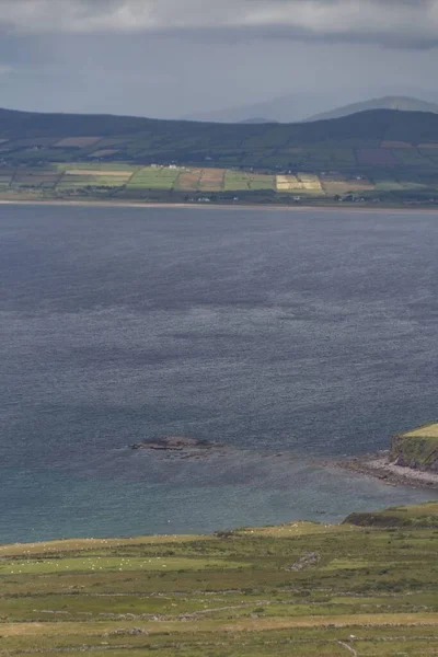 爱尔兰平静的湖泊 风景和山丘 — 图库照片