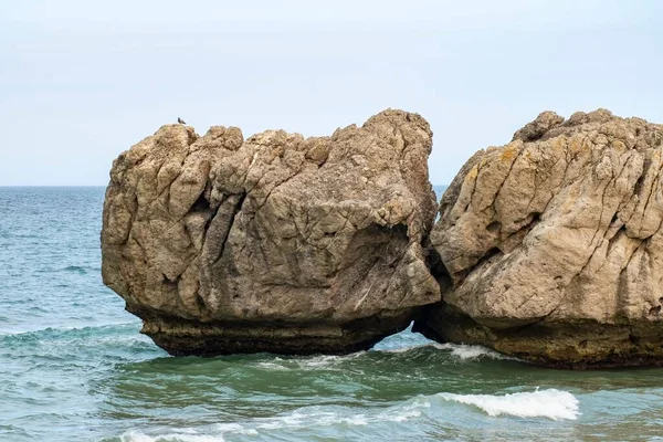 Uma Grande Rocha Formando Uma Pequena Ilha Perto Costa Praia — Fotografia de Stock