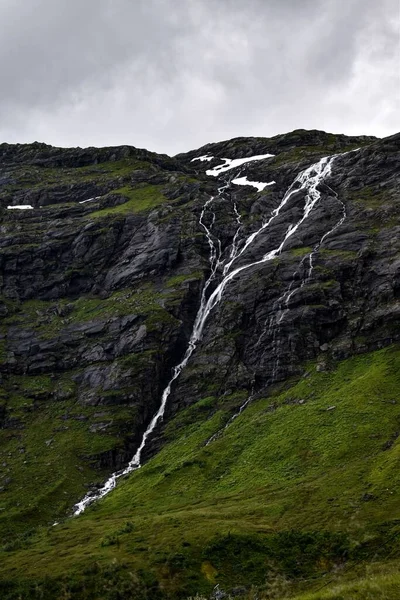 Eine Vertikale Aufnahme Eines Wasserfalls Der Unter Einem Grauen Wolkenverhangenen — Stockfoto