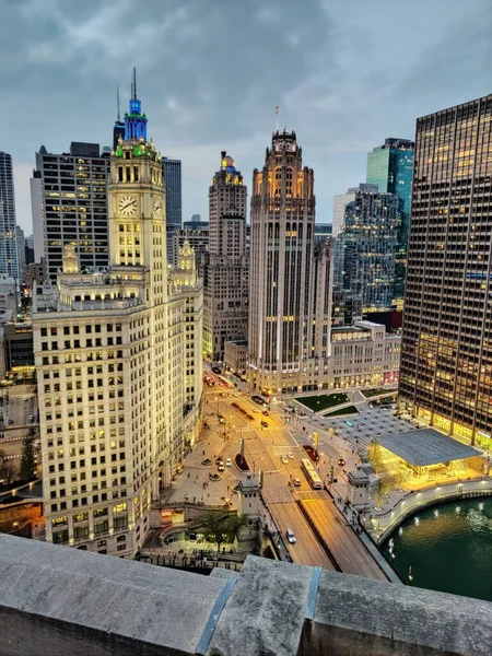 Chicago Daki Gökdelenlerin Dikey Görüntüsü Bulutlu Bir Gökyüzünde — Stok fotoğraf