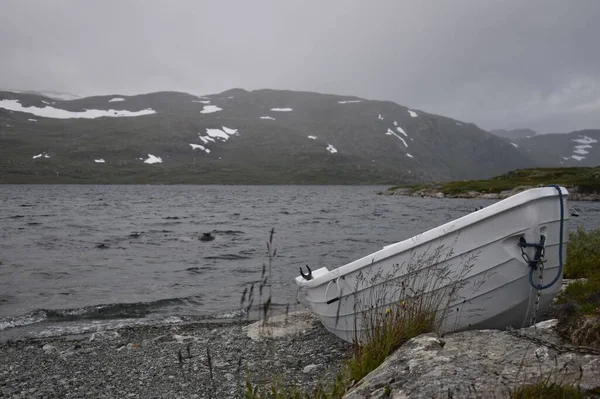 Μια Μικρή Λευκή Βάρκα Στη Λίμνη Και Χιονισμένα Βουνά — Φωτογραφία Αρχείου