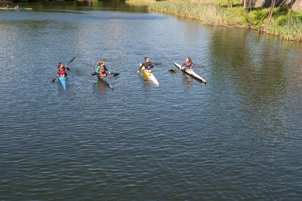 스페인의 2021 의젊은 사람들 카누를 타고예 항해하는 모습을 연습하고 — 스톡 사진
