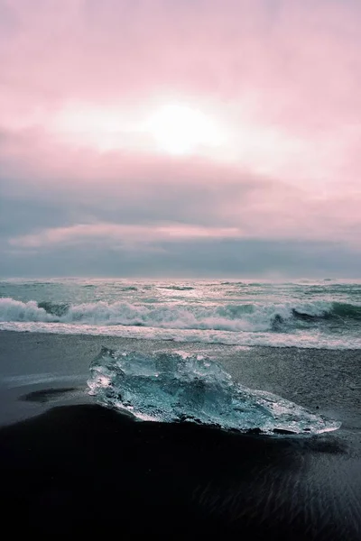 Vertikal Bild Bit Stranden Och Det Vågiga Havet Bakgrunden — Stockfoto