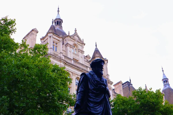 Posąg Williama Tyndale Pokryty Bujnymi Zielonymi Drzewami London Whitehall Gardens — Zdjęcie stockowe