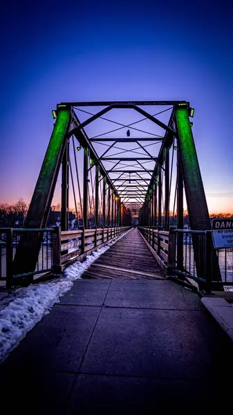 Eine Vertikale Aufnahme Einer Eau Claire Wisconsin Brücke Der Nacht — Stockfoto