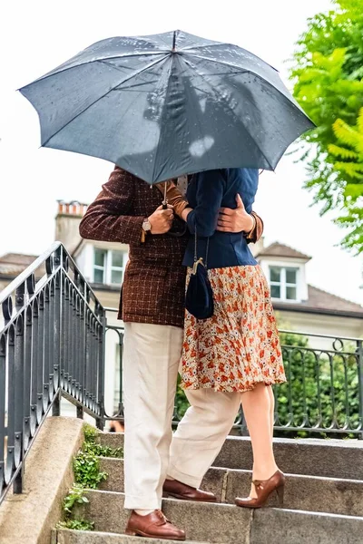 Μονμάρτρη Αναδρομικός Ντυμένος Εραστές Για Μια Ρομαντική Σκάλα Μια Ομπρέλα — Φωτογραφία Αρχείου