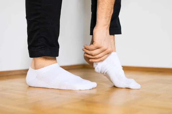 Людина Надягає Білі Шкарпетки Щиколоток — стокове фото
