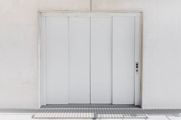 Beżowa Winda Dwójką Zamkniętych Drzwi Zewnątrz Parkingu Białym Tle Ściany — Zdjęcie stockowe