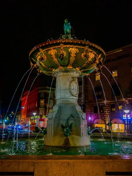 Danimarka, Kopenhag 'daki Caritas Kuyusu' nda gece karanlığa ışık tutan renkli sokak ışıklarıyla