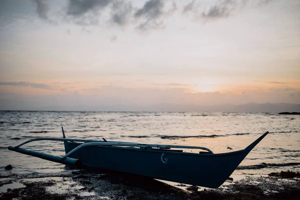 落日时分在菲律宾隆布隆海滩上的一艘船 — 图库照片