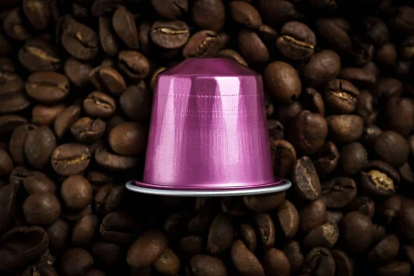 Uma Cápsula Café Roxo Para Uma Máquina Colocada Sobre Grãos — Fotografia de Stock