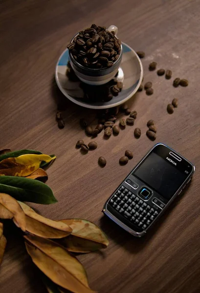 Das Alte Handy Nokia E72 Kaffeebohnen Und Trockene Blätter Auf — Stockfoto