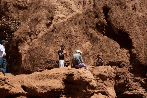 Sittande Människorna Vid Ouzoud Vattenfall Marrakesh Morocco — Stockfoto