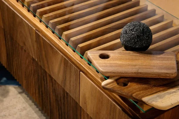 Uma Bola Granito Preto Vidro Uma Pequena Cômoda Madeira — Fotografia de Stock
