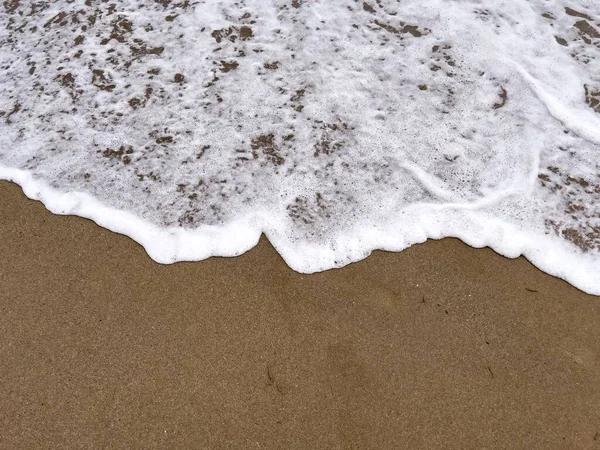 在Fnideq沙滩上的一个温和的海浪 — 图库照片