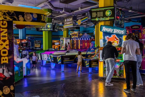 Close Adultos Crianças Brincando Salão Arcade — Fotografia de Stock