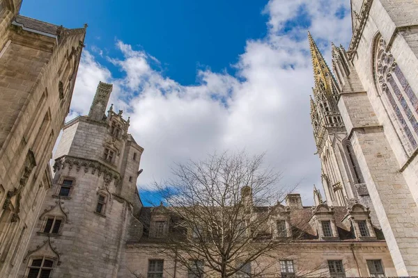 Berühmte Kathedrale Des Heiligen Corentin Von Quimper Und Bewölkter Himmel — Stockfoto