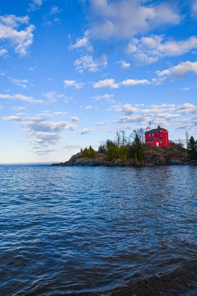 Прекрасный Вид Большой Красный Дом Острове Озере Аллен Солнечный День — стоковое фото