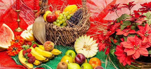 Diverse Früchte Einem Dekorierten Korb Korb Mit Mehreren Früchten Mit — Stockfoto