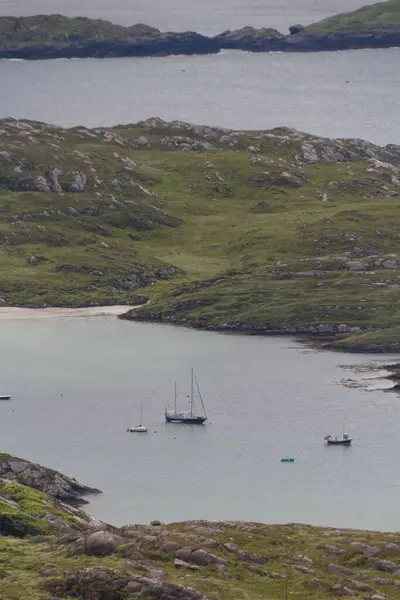 Una Vista Piccole Barche Nel Tranquillo Lago Irlanda — Foto Stock