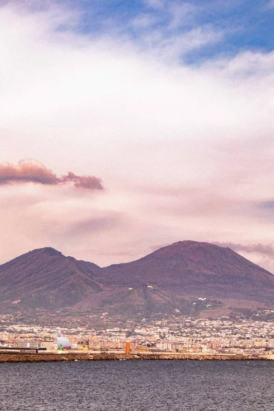 位于意大利坎帕尼亚那不勒斯湾的维苏威火山纵断面 — 图库照片