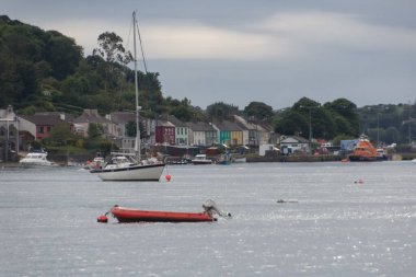 Bulutlu bir günde bir deniz limanı