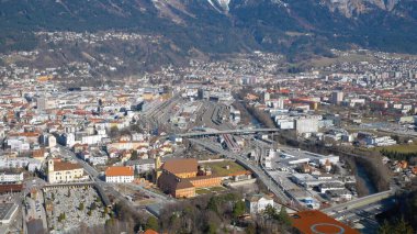 Innsbruck şehrinin gerçek manzarası. Zıplayan tepe kulesinin stadyumundan ve pistten.