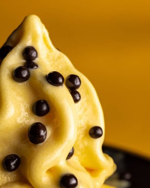 Farklı malzemelerle vejetaryen dondurması.