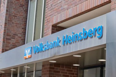 Volksbank 'ın mavi logosuyla Almanya' nın Heinsberg kentine girişi.