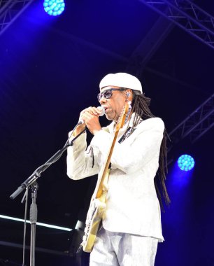 Bristol Harbour Festivali, Bristol Amfitiyatrosu, Bristol, İngiltere 'de Nil Rodgers ve Chic performanslarını sergilediler. 13 Temmuz 2022.