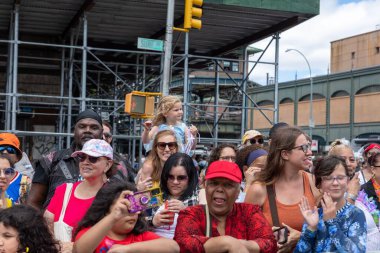 18 Haziran 'da Coney Adası' ndaki 40. Yıllık Denizkızı Geçidi 'ndeki insanların manzarası. 2022