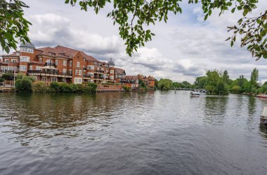 Windsor, Birleşik Krallık - Ağustos 2022: Windsor 'daki Thames Nehri üzerinden Eton Köprüsü' ne bakın