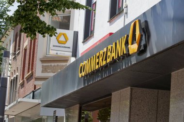 Almanya, Heinsberg 'de sarı logolu Commerzbank girişi.