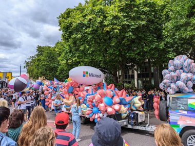 Microsoft çalışanları ve diğer insanlardan oluşan bir kalabalık Hyde Park Köşesi 'nde yürüyorlar. Onur Yürüyüşü 2022