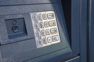 Parsel istasyonunda numaraları olan bir dokunmatik ekran ve tuş takımı
